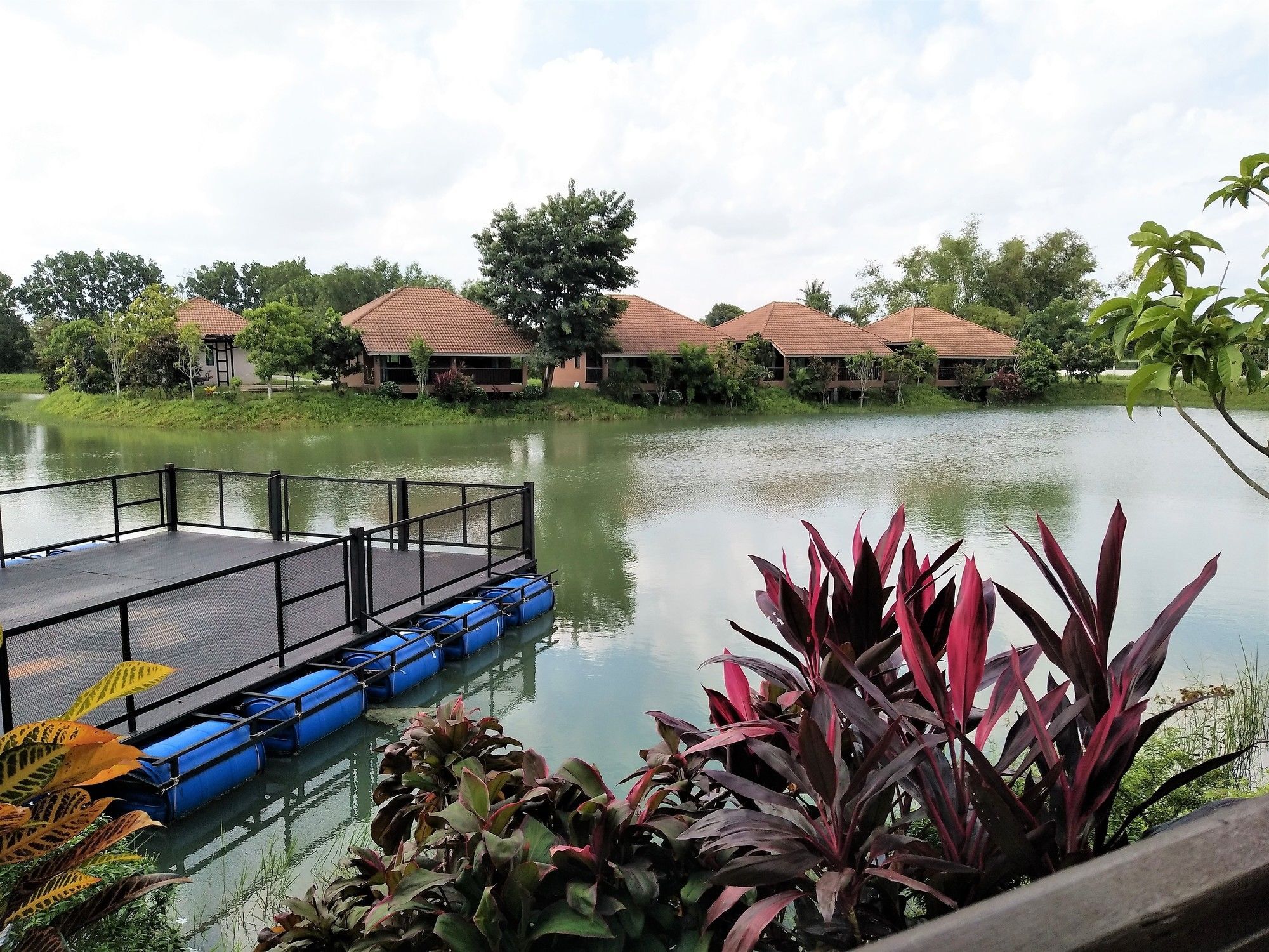 Pirom Lake And Resort Si Maha Phot Exterior foto